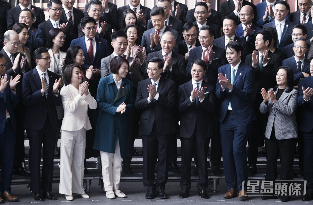 行政長官李家超（中）及新一屆90位立法會議員大合照。
