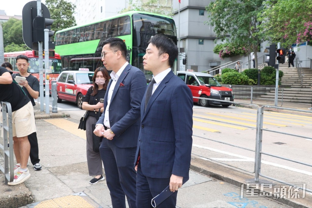 案件今日在九龍城法院進行聆訊，胡鴻鈞沒有出庭應訊，由蔡兆昇大律師代表出庭認罪。