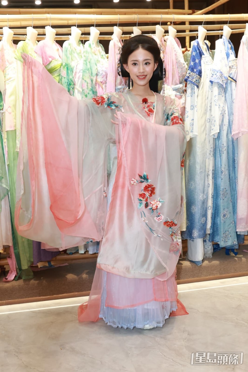 9號周芳姿大讚各佳麗穿漢服好看。