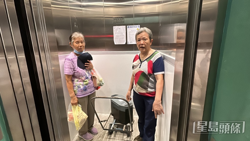 2樓一名女住戶(圖右),因昨晚再次停電向中電借用大型充電器解決停電之苦。 2樓一名女住戶(圖右),因昨晚再次停電向中電借用大型充電器解決停電之苦。