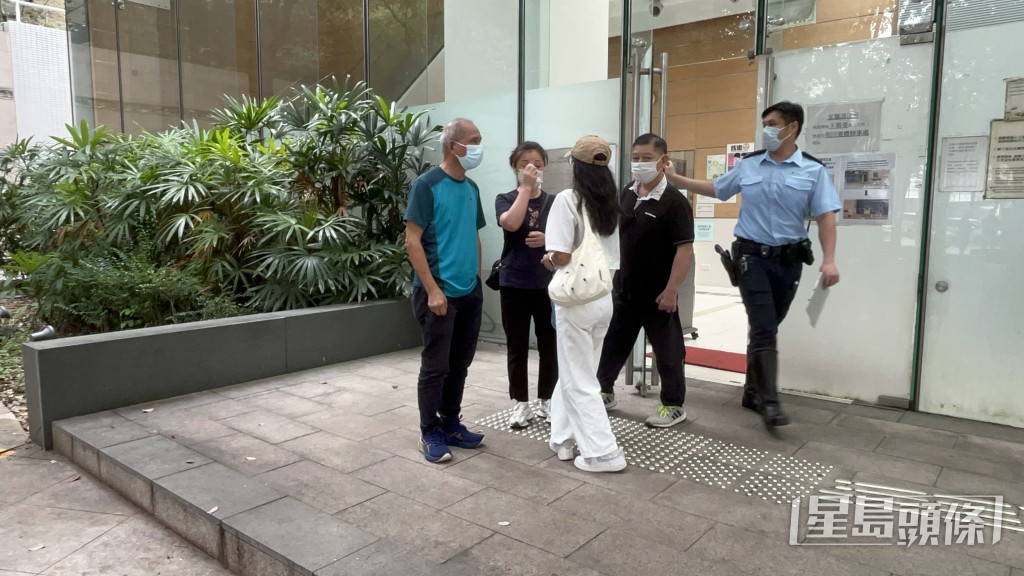 女親友傷心拭淚。楊偉亨攝 女親友傷心拭淚。楊偉亨攝