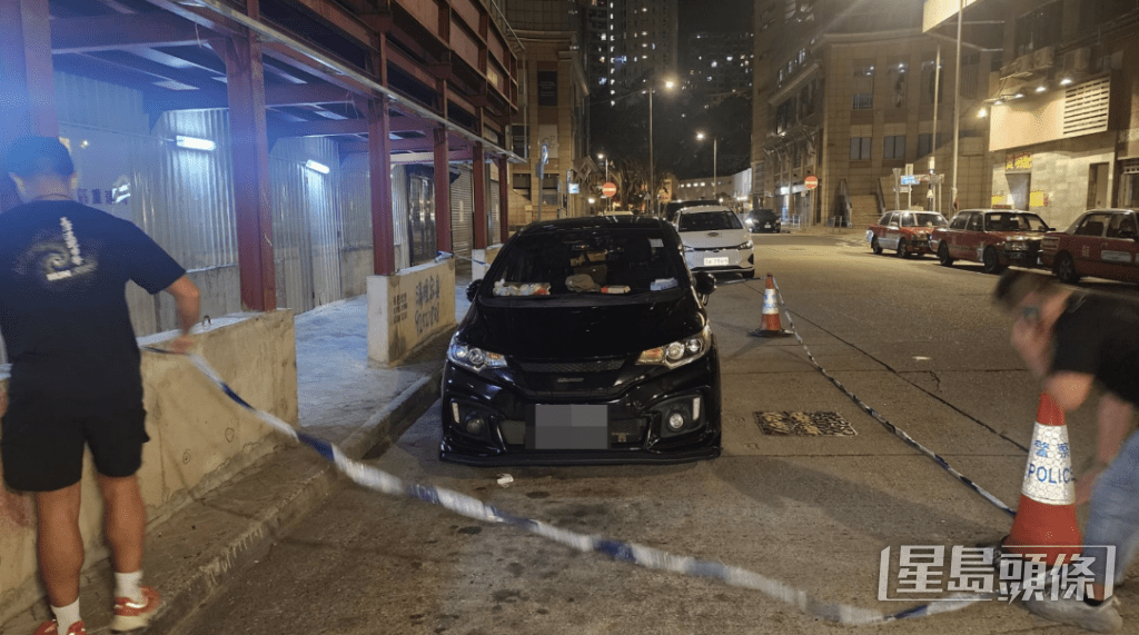 酒店外泊了一輛據信由女報案人租用的黑色私家車,警員用膠帶圍封,在現場進行調查。黎志偉攝 酒店外泊了一輛據信由女報案人租用的黑色私家車,警員用膠帶圍封,在現場進行調查。黎志偉攝