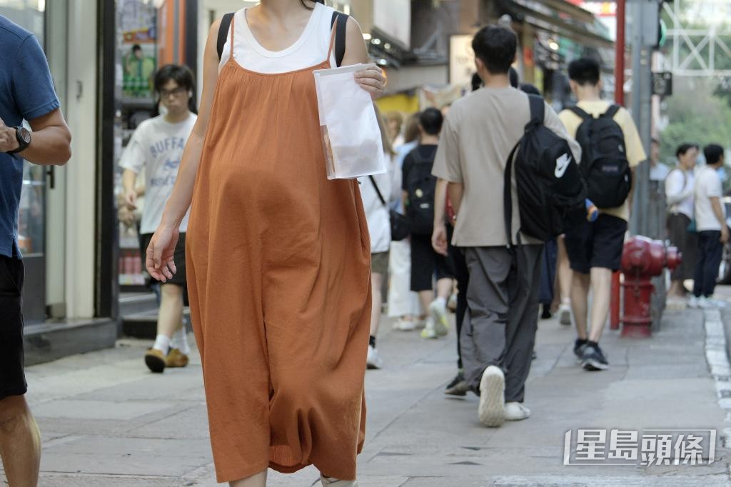 近年本港出生人口持續下跌,過去一年僅約2.97萬名嬰兒出生,跌穿過往3萬水平,創歷史新低。 近年本港出生人口持續下跌,過去一年僅約2.97萬名嬰兒出生,跌穿過往3萬水平,創歷史新低。