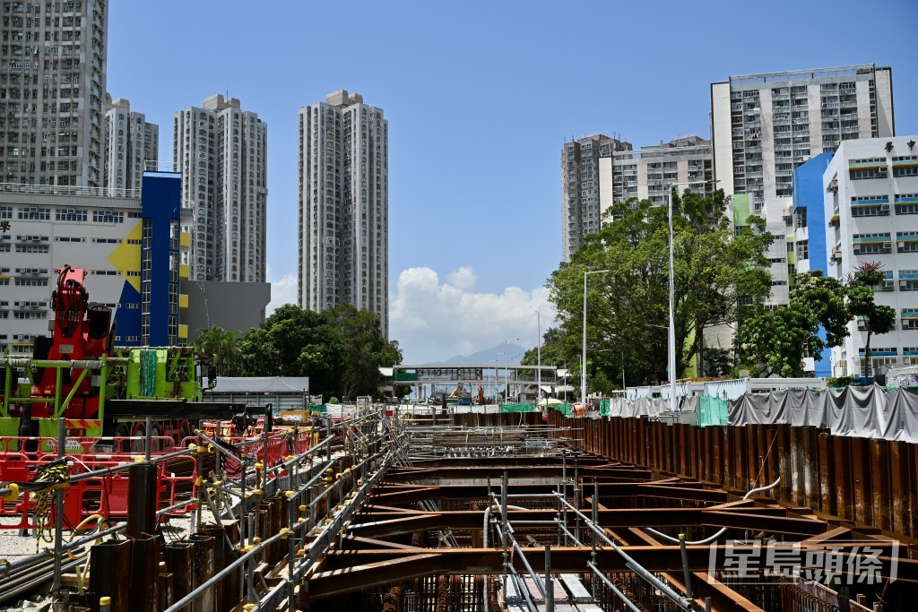 屯門湖景路屯門南站工地現況。 屯門湖景路屯門南站工地現況。