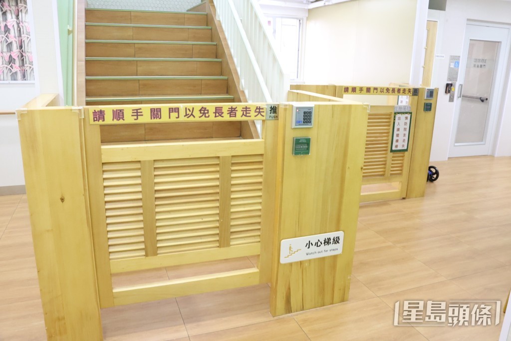 加設閘口，慎防老人家會走失。