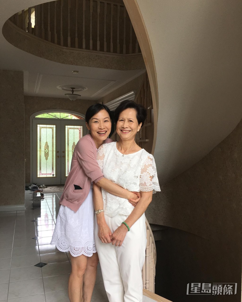 彭羚與媽媽感情要好。