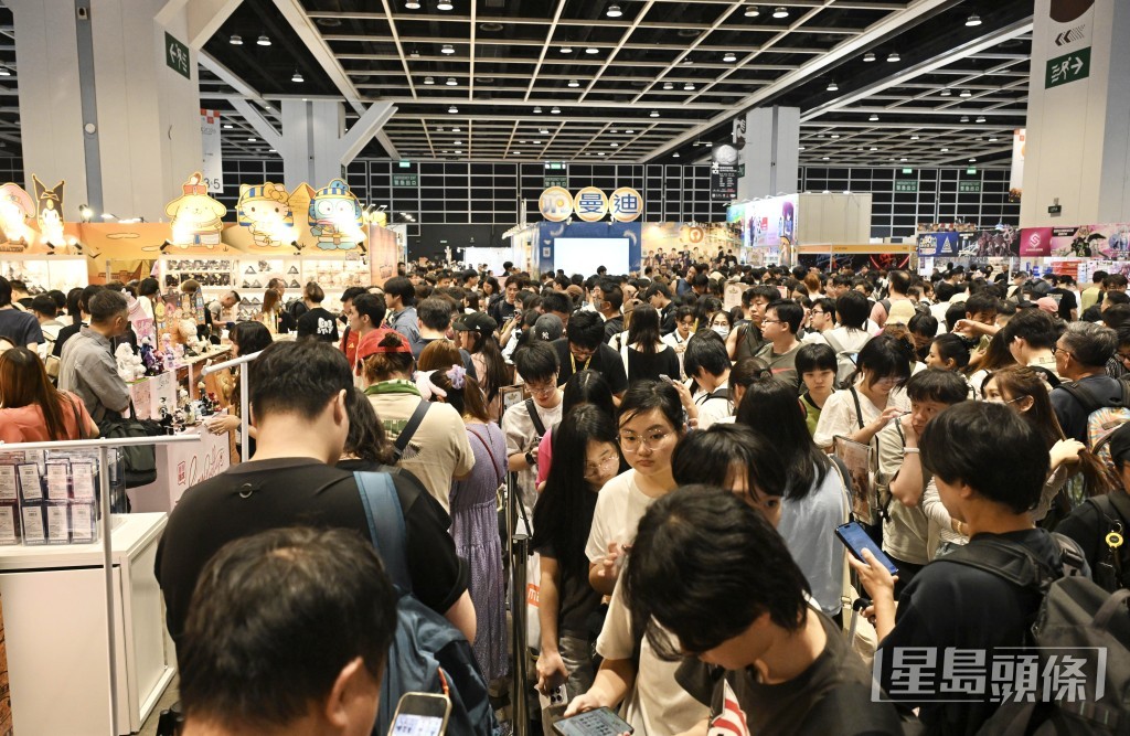 會場內,一眾動漫迷在各大攤位間穿梭往來,不但爭相與心儀的扮演者合照留念。 會場內,一眾動漫迷在各大攤位間穿梭往來,不但爭相與心儀的扮演者合照留念。