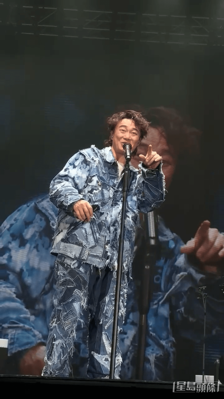 Eason在台上有說有笑。