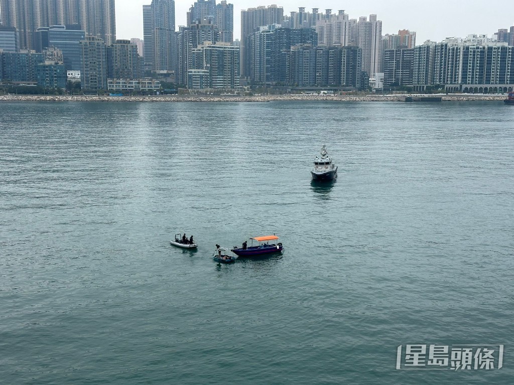 現場為將軍澳跨灣大橋對開海面。讀者提供