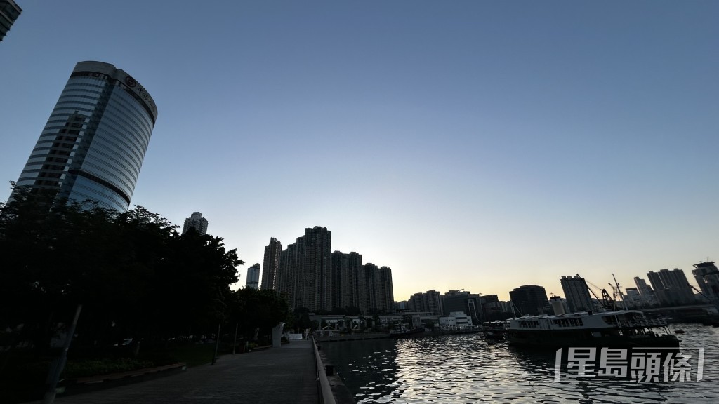 天文台預料今日天氣大致天晴，日間酷熱。