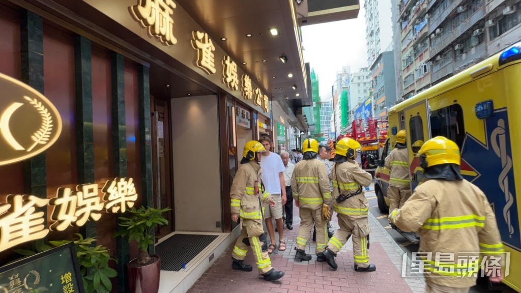大批消防到場。 大批消防到場。