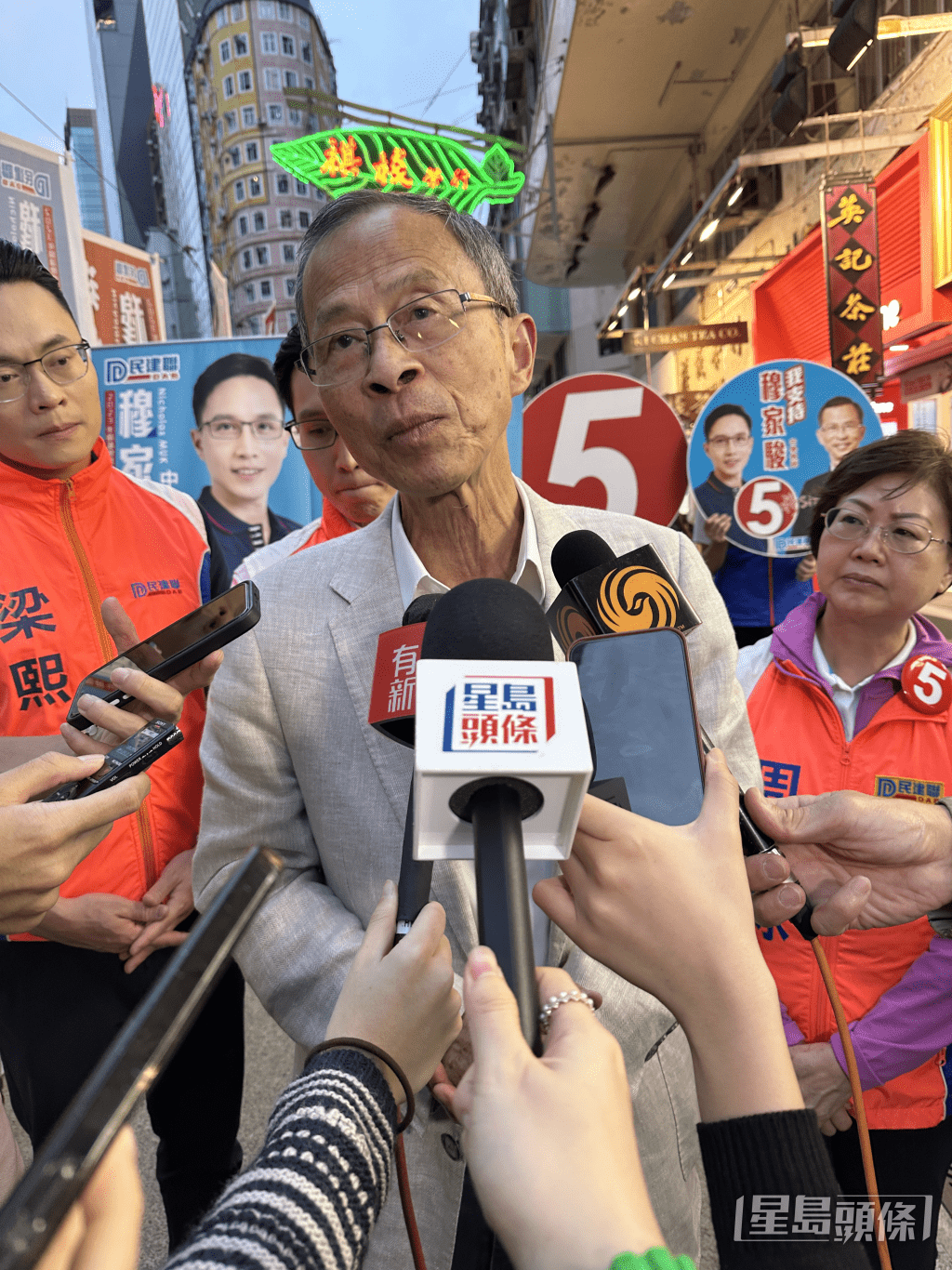 曾鈺成為民建聯候選人「拉票」時指，將新選制下的區選投票率與過往相比並不恰當，應與同為新選制下的立法會選舉比較。常彧璠攝