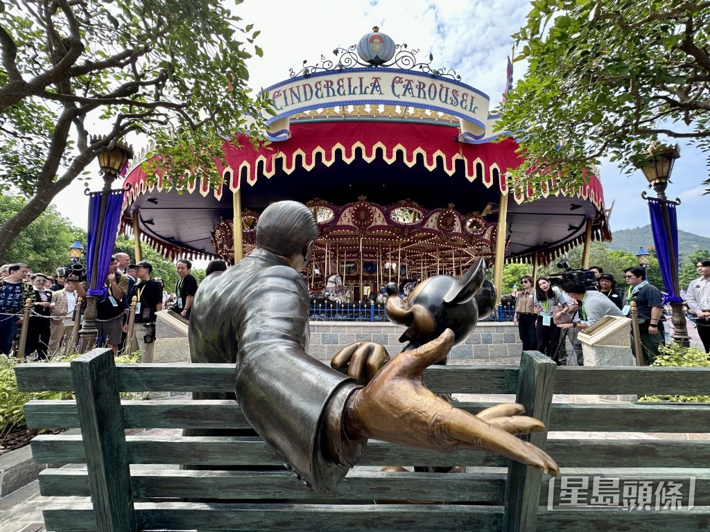 銅像中的華特與米奇坐在面向「灰姑娘旋轉木馬」的長凳上。蘇正謙攝 銅像中的華特與米奇坐在面向「灰姑娘旋轉木馬」的長凳上。蘇正謙攝