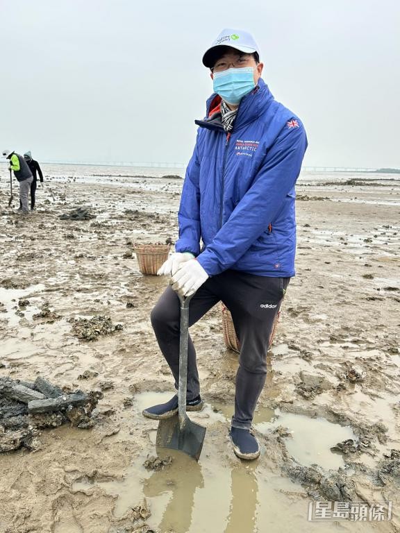 挖出深陷泥灘的石屎樁並不容易，梁指要手腳並用，又要與時間競賽。