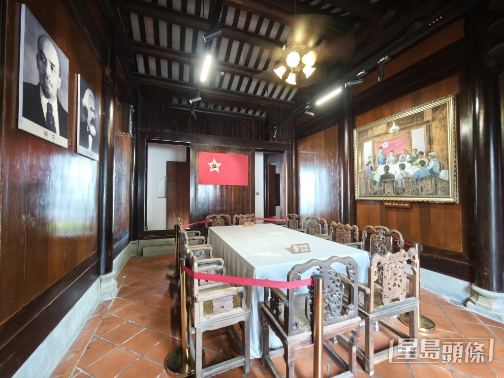 現場展示了召開大會時的油畫,以及當時使用的桌椅。 現場展示了召開大會時的油畫,以及當時使用的桌椅。