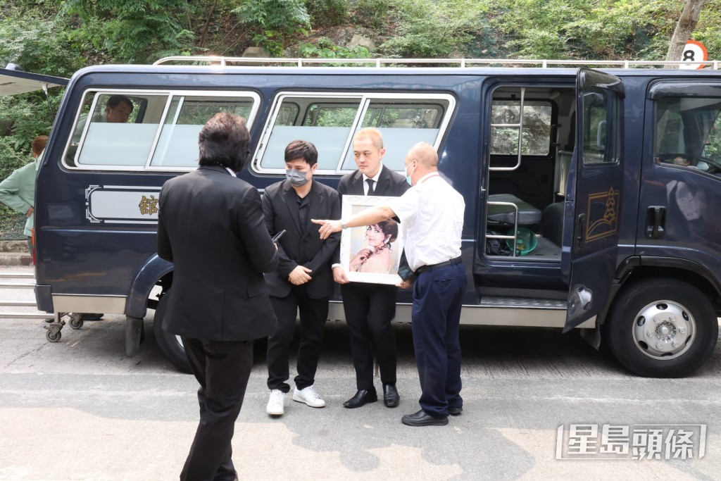 李泳漢與李泳豪早前送別媽媽施明。 李泳漢與李泳豪早前送別媽媽施明。