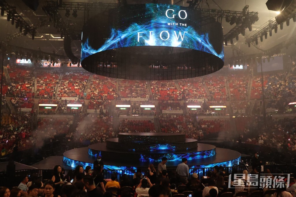 林峯一連七場《GO WITH THE FLOW》演唱會今晚在紅館舉行頭場。 林峯一連七場《GO WITH THE FLOW》演唱會今晚在紅館舉行頭場。
