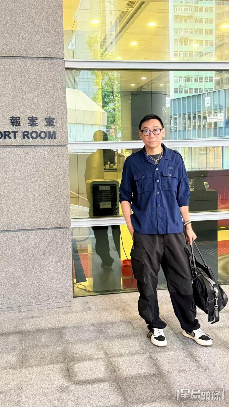 余毓興今早（26日）現身香港灣仔警署報案室。
