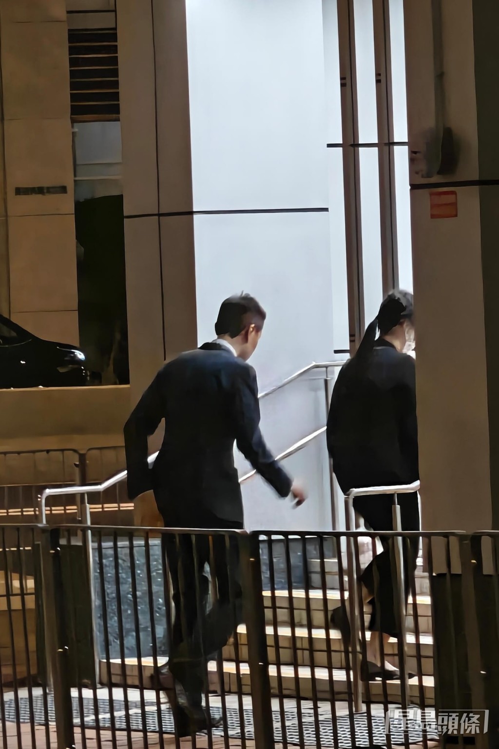 一男一女懷疑律師手持飯盒進入警署。黃文威攝 一男一女懷疑律師手持飯盒進入警署。黃文威攝