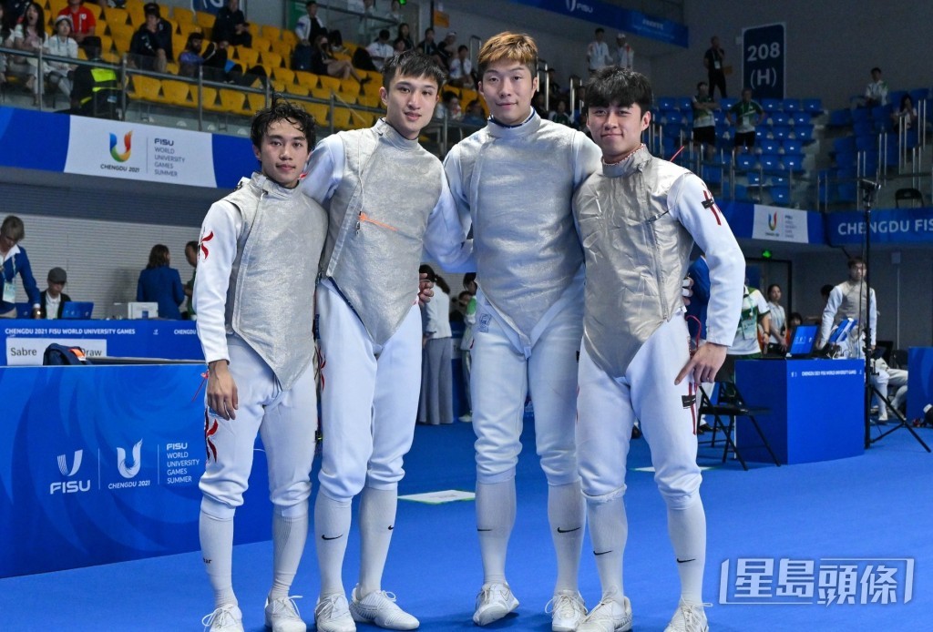 吳諾弘（右）前年與張家朗、張小倫及蔡俊彥參加東京奧運男子花劍團體賽事，再次受到外界關注。