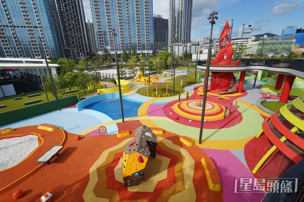 「五行童樂園」佔地約4.3萬平方呎,是本港最大型的遊樂場之一。 「五行童樂園」佔地約4.3萬平方呎,是本港最大型的遊樂場之一。