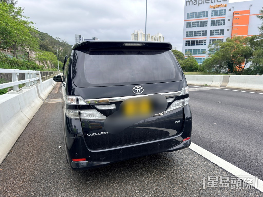 七人车停在路肩。梁国峰摄