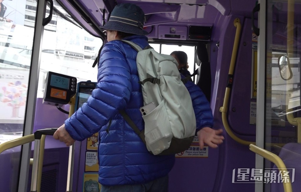 記者實測陪同退休人士黃女士從紅磡轉車站乘坐巴士110號到匯翔道下車。