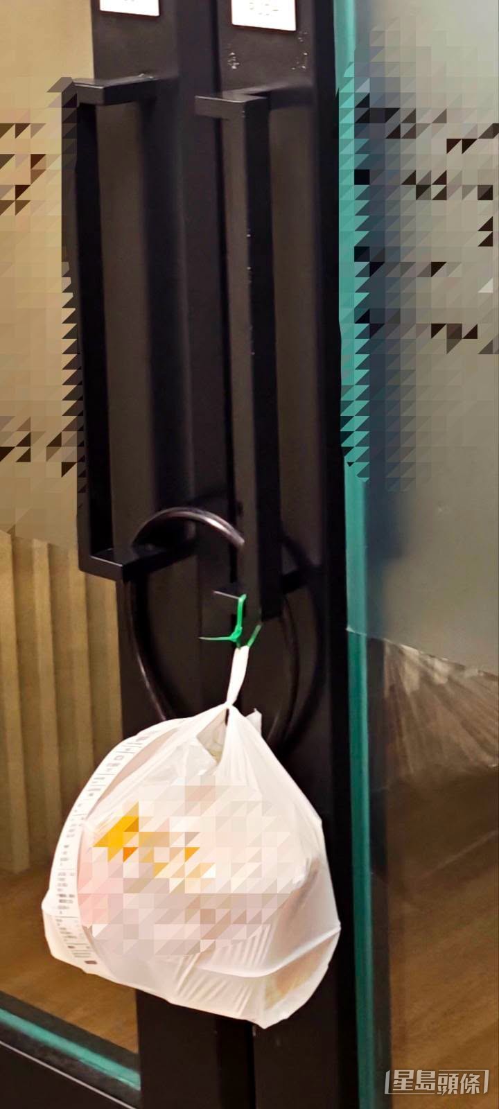 他分享道,現在遇到同樣情況,他會用索帶將外賣巧妙地綁在門口附近,例如門柄或鐵閘上(帖文截圖) 他分享道,現在遇到同樣情況,他會用索帶將外賣巧妙地綁在門口附近,例如門柄或鐵閘上(帖文截圖)