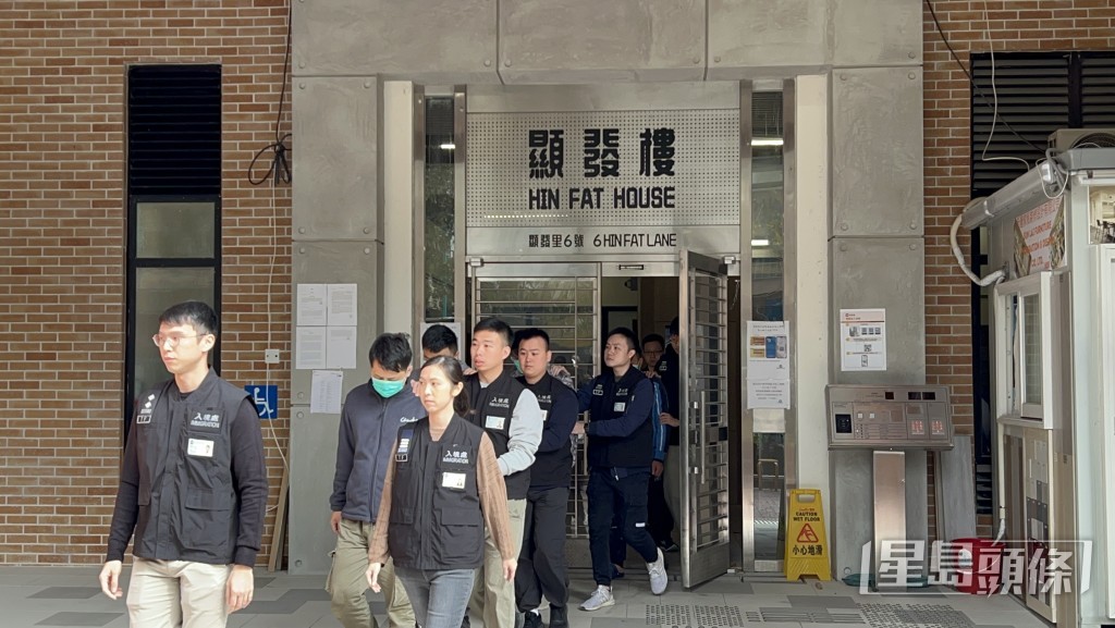 入境處今日在屯門顯發邨(顯發樓)拘捕多名正在進行裝修的黑工。許文光攝 入境處今日在屯門顯發邨(顯發樓)拘捕多名正在進行裝修的黑工。許文光攝