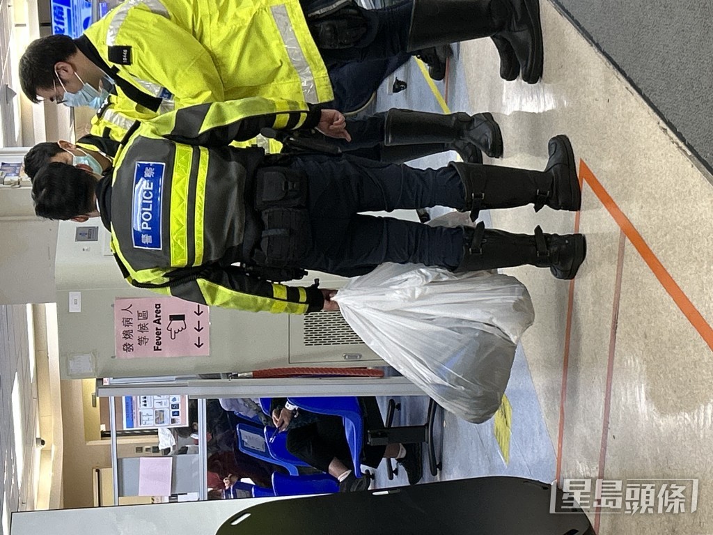 警員將鐵騎士物品帶到醫院。