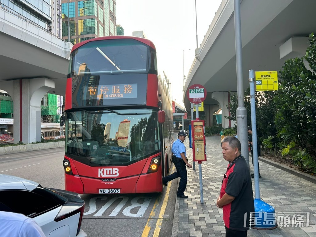 車長將巴士停泊在西消防街並報案。 車長將巴士停泊在西消防街並報案。