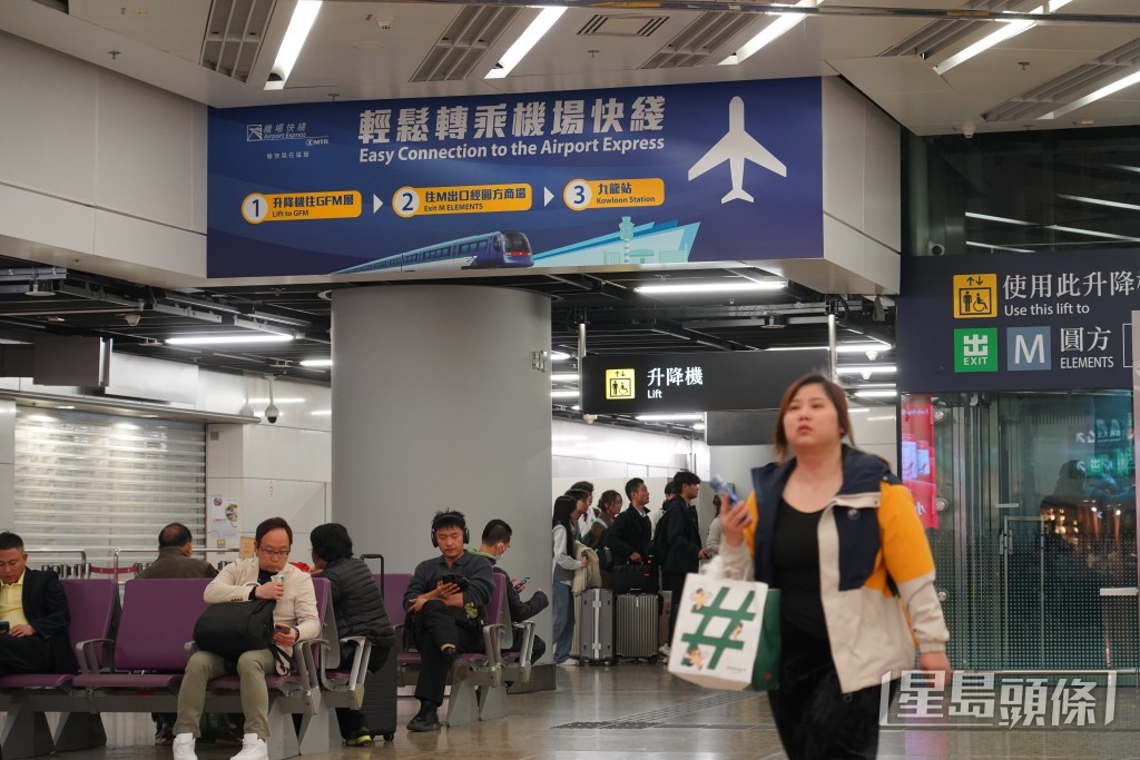 不少旅客乘坐高鐵抵港,再轉乘機場快綫,十分方便。 不少旅客乘坐高鐵抵港,再轉乘機場快綫,十分方便。