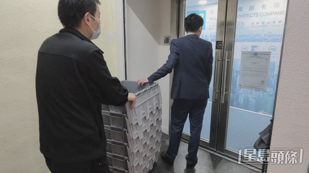 廉署人員準備多個膠箱以檢走證物。黃文威攝