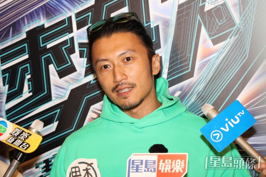 講到他都有時間回去見女友王菲,他就笑而不答。 講到他都有時間回去見女友王菲,他就笑而不答。