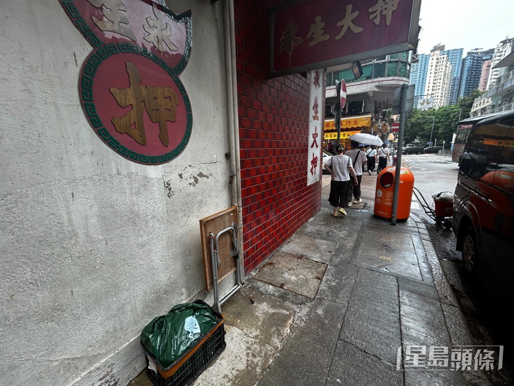 婆婆由观音庙移师到附近的押店露宿。杨伟亨摄 婆婆由观音庙移师到附近的押店露宿。杨伟亨摄