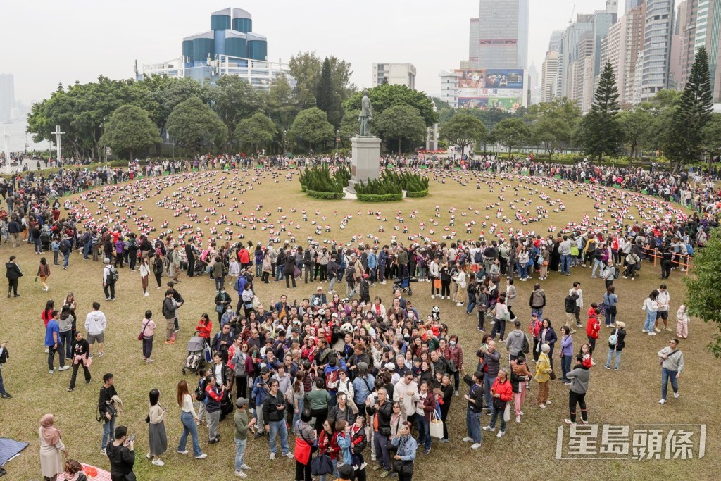 中山紀念公園展出1000多隻戴上聖誕帽的熊貓雕塑，吸引大批市民及遊客。