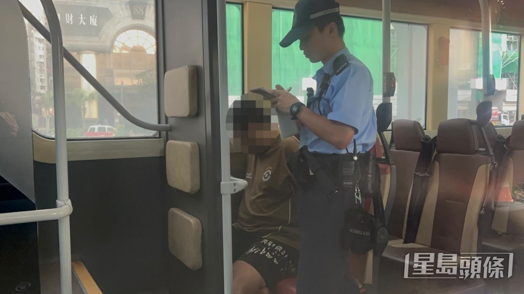 警方到場制服涉案男子。 警方到場制服涉案男子。