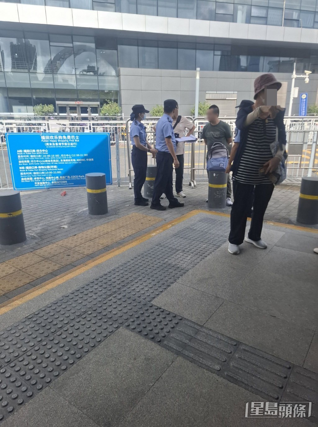 從樓主隨帖文上載的現場相片中可見,三名身穿整齊藍色短袖恤衫制服、頭戴深藍色鴨舌帽的深圳市控煙辦男女職員正執行職務。(帖文截圖) 從樓主隨帖文上載的現場相片中可見,三名身穿整齊藍色短袖恤衫制服、頭戴深藍色鴨舌帽的深圳市控煙辦男女職員正執行職務。(帖文截圖)