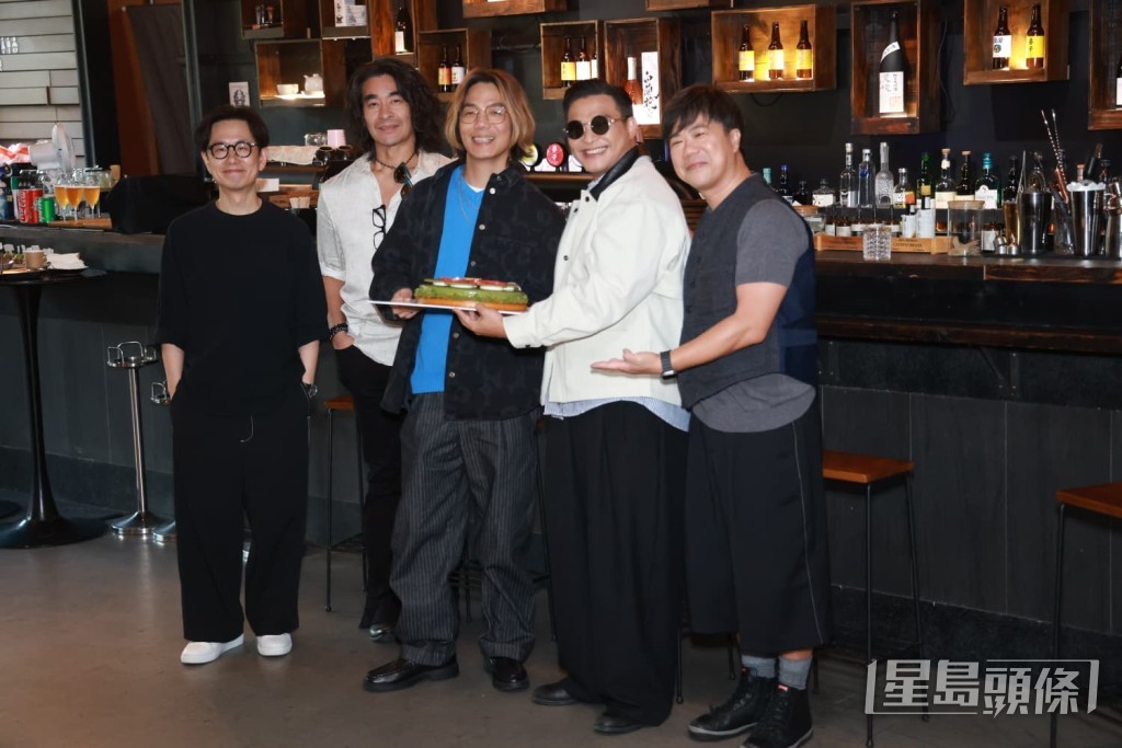 全場祝賀大喊「生日快樂」。 全場祝賀大喊「生日快樂」。