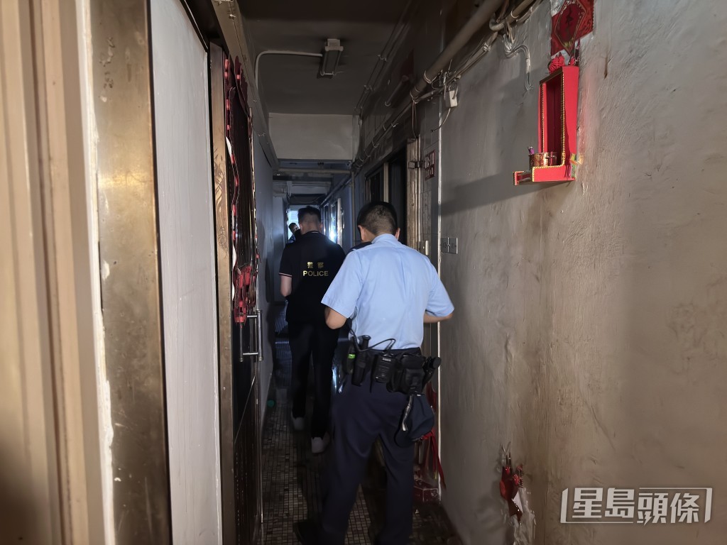 警員在起火單位調查。梁國峰攝 警員在起火單位調查。梁國峰攝