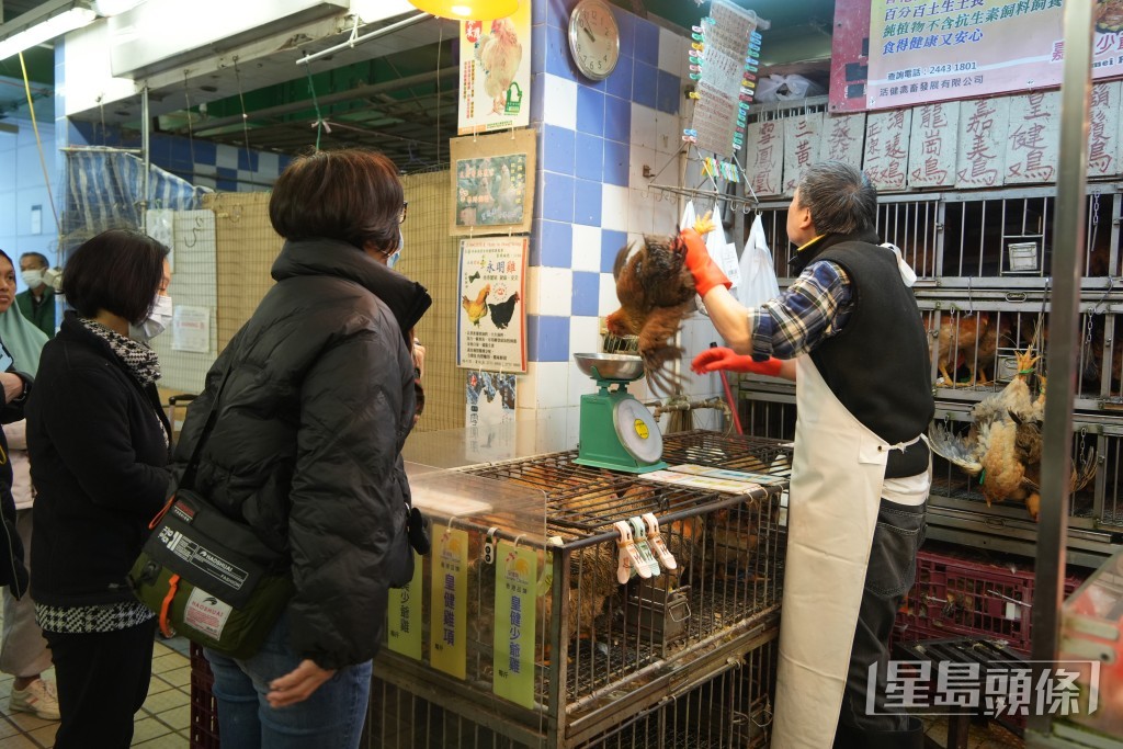 菜檔、海鮮檔及雞檔不時需要排隊。吳艷玲攝 菜檔、海鮮檔及雞檔不時需要排隊。吳艷玲攝