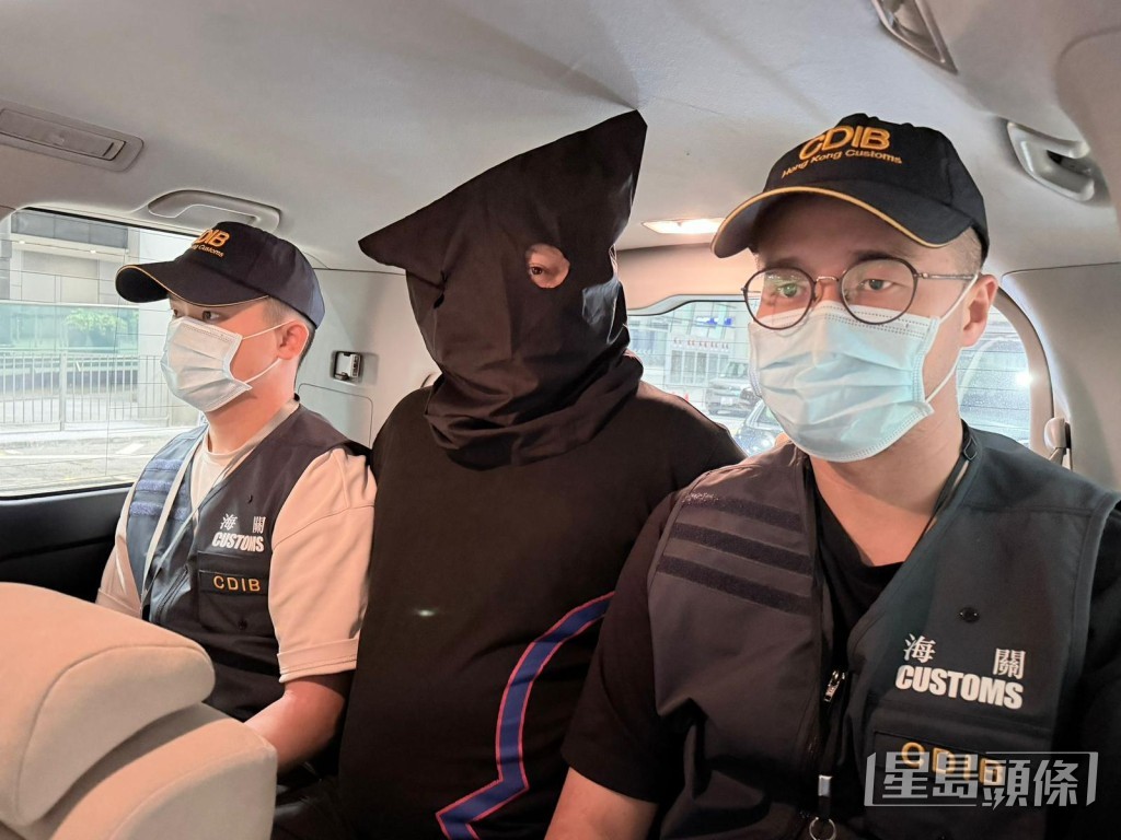 首兩宗案件被捕男子。海關圖片 首兩宗案件被捕男子。海關圖片