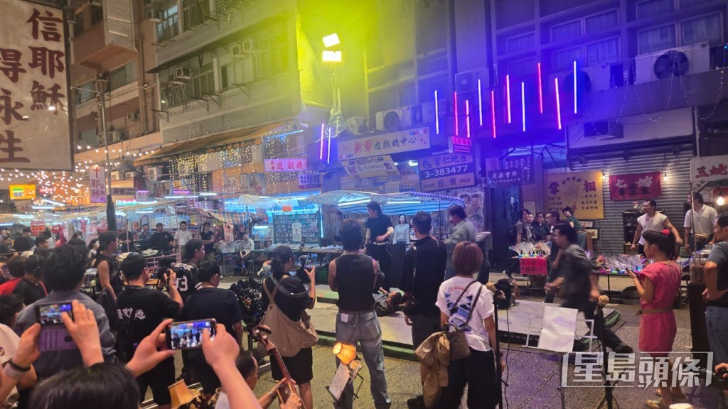 今晚依然吸引不少途人圍觀。