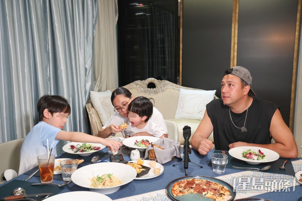 小朋友見到pizza、雞翼、薯條時，開心到眼睛發光。