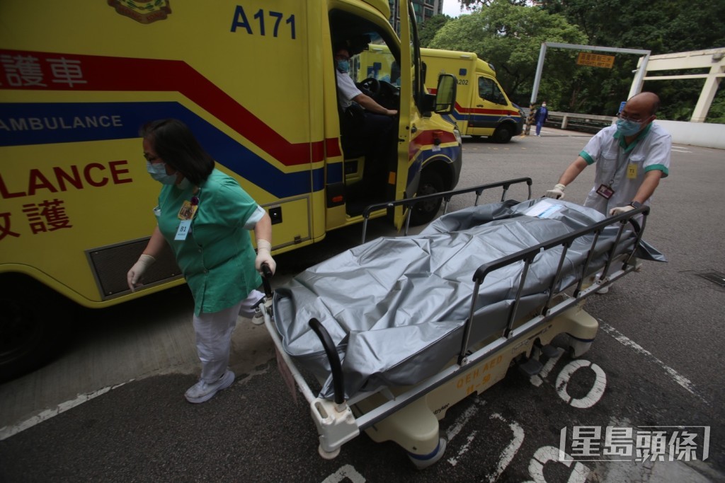 死者遺體移送醫院殮房待驗。 死者遺體移送醫院殮房待驗。
