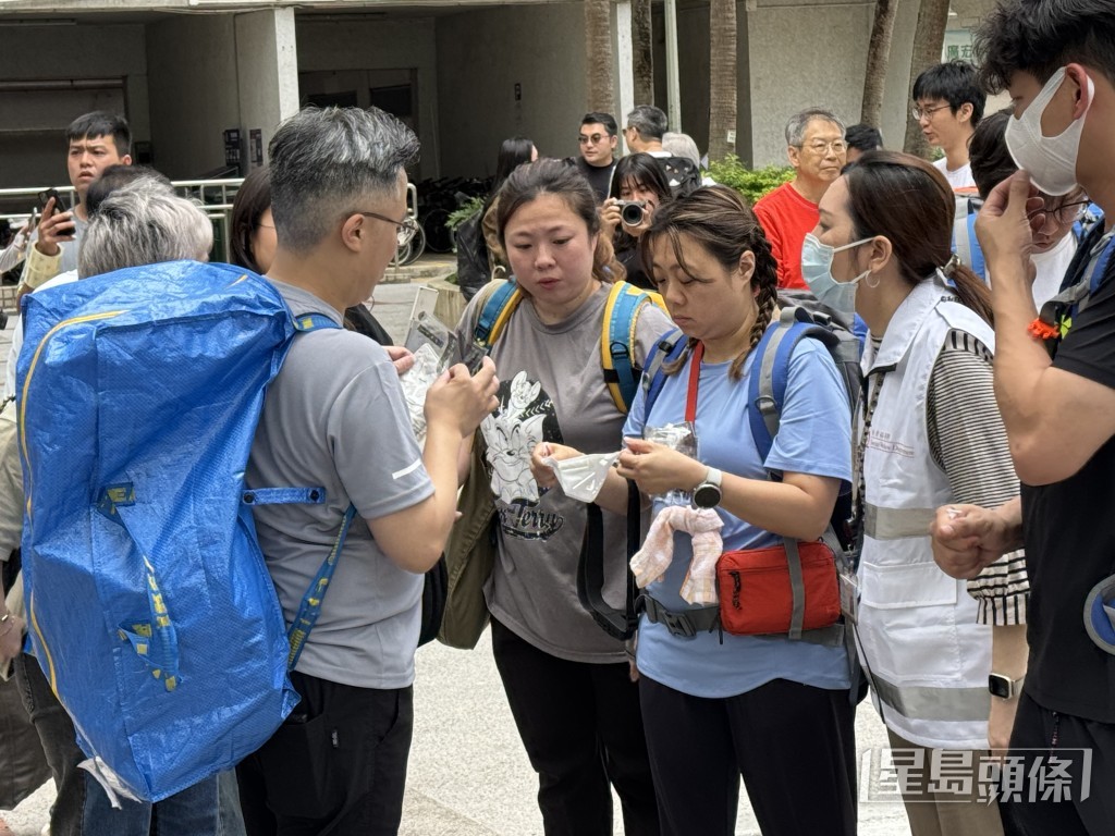 有居民準備上樓。 有居民準備上樓。