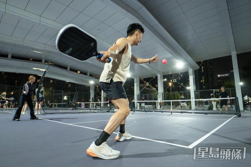 匹克球是結合網球、羽毛球及乒乓球的運動。 受訪者提供