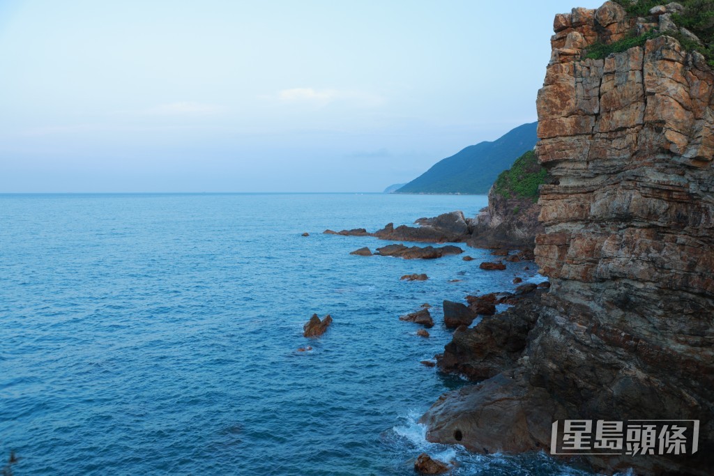 這個深圳的天涯海角，陡峭的懸崖與翡翠色海浪構成超現實畫面，沿著小山坡上走，再經木棧道步行20分鐘即可抵達洞窟