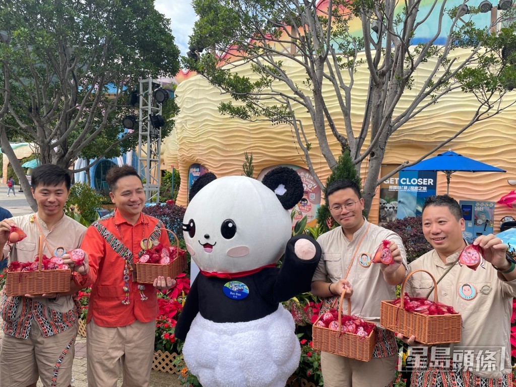 海洋公園向入場人士派發紅雞蛋及豬腳薑醋。蔡思宇攝