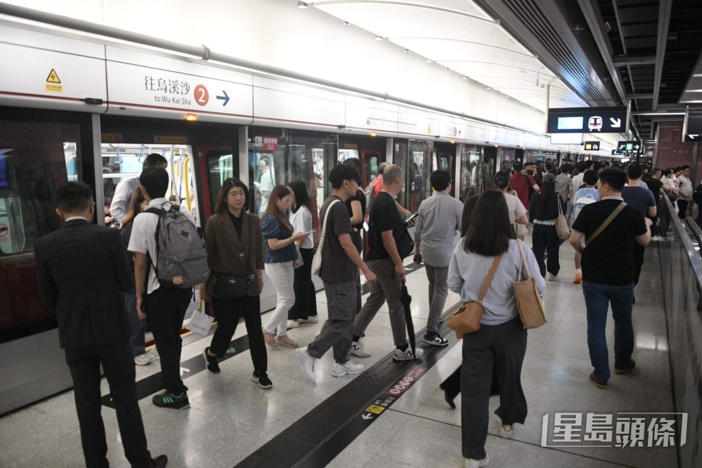 市民搭港鐵秩序良好 市民搭港鐵秩序良好